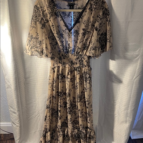 Chic Black Floral Maxi Dress - Picture 1 of 6